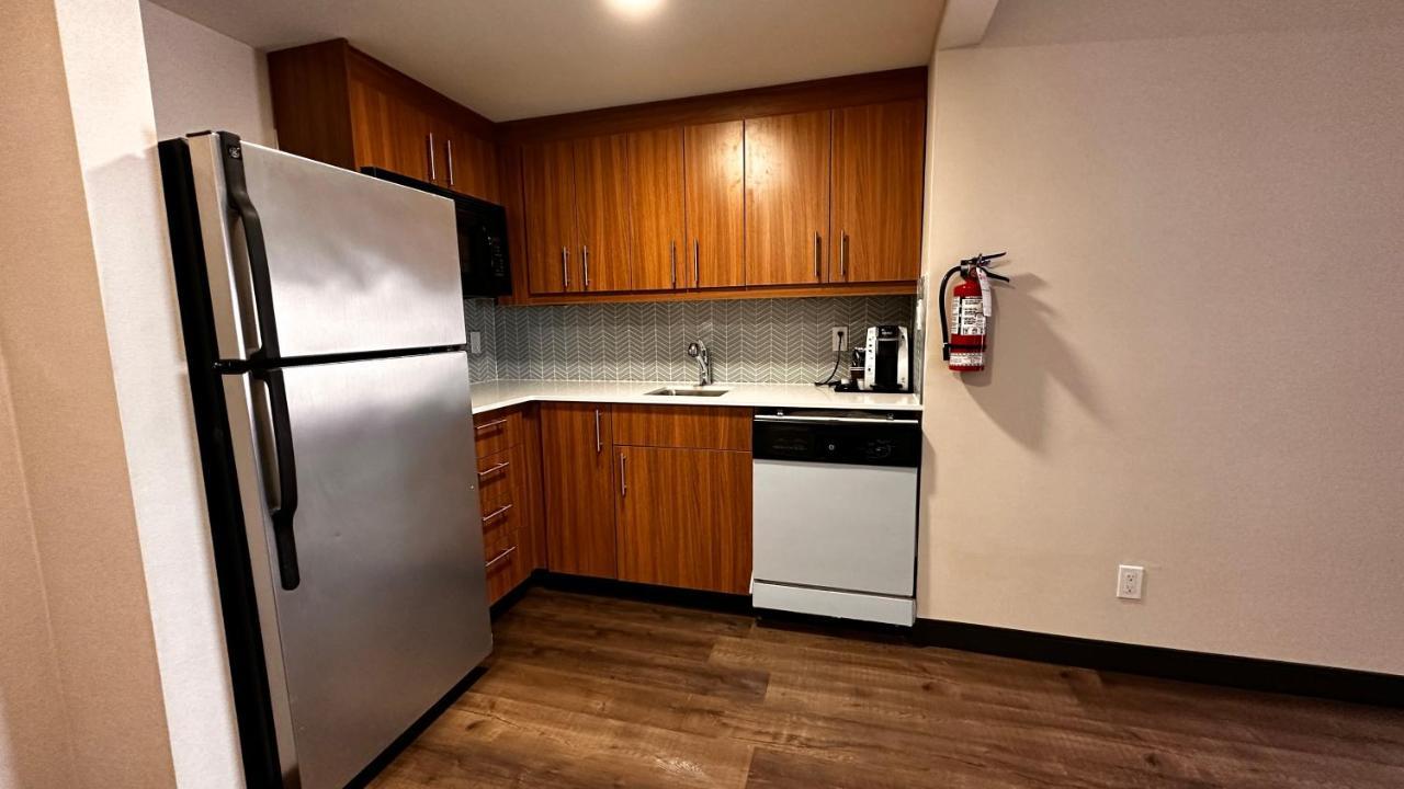 Newmarket Hotel And Suites Экстерьер фото