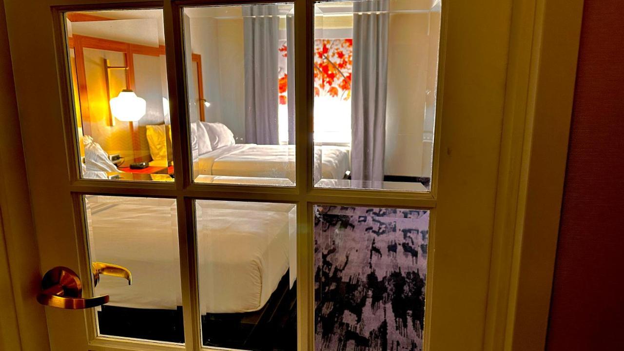 Newmarket Hotel And Suites Экстерьер фото