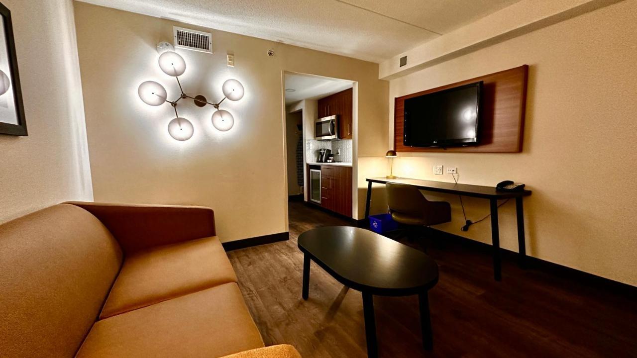 Newmarket Hotel And Suites Экстерьер фото