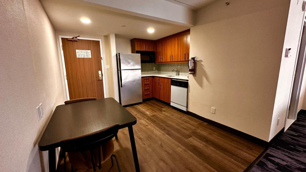 Newmarket Hotel And Suites Экстерьер фото