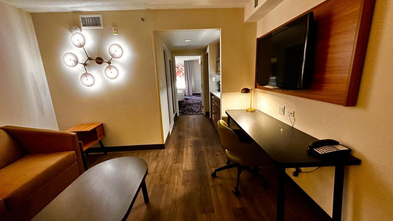 Newmarket Hotel And Suites Экстерьер фото