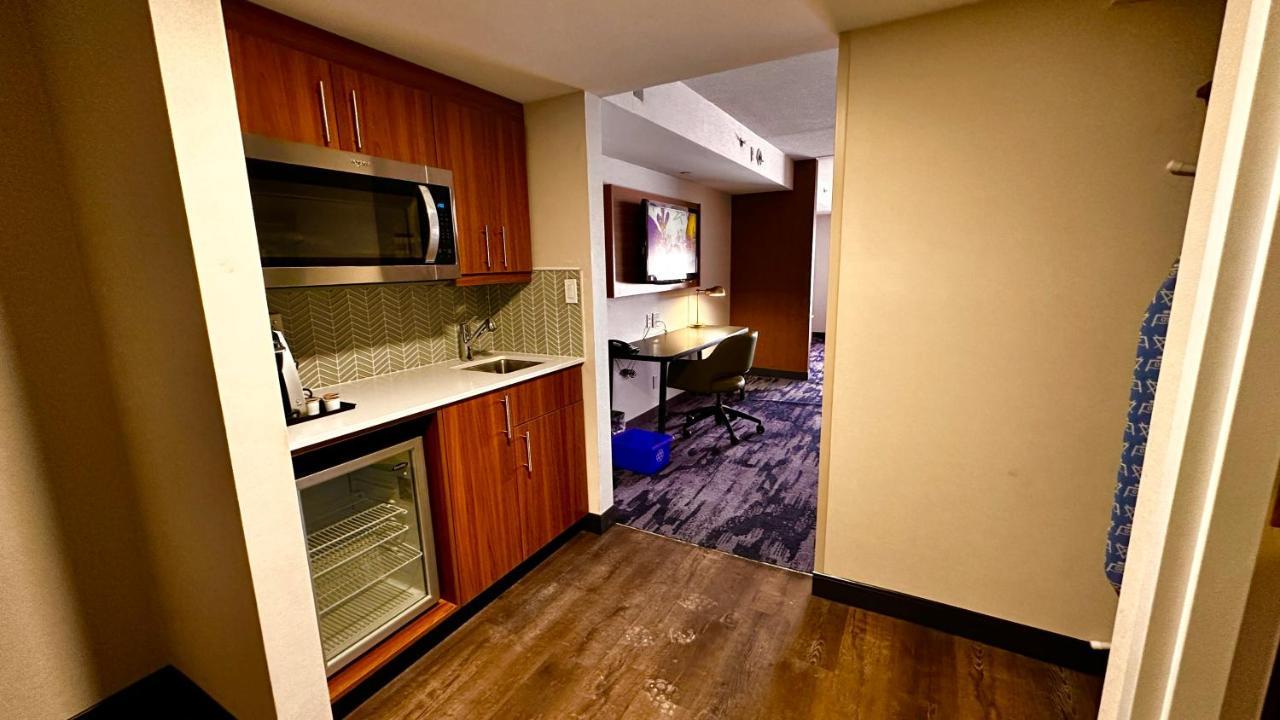 Newmarket Hotel And Suites Экстерьер фото
