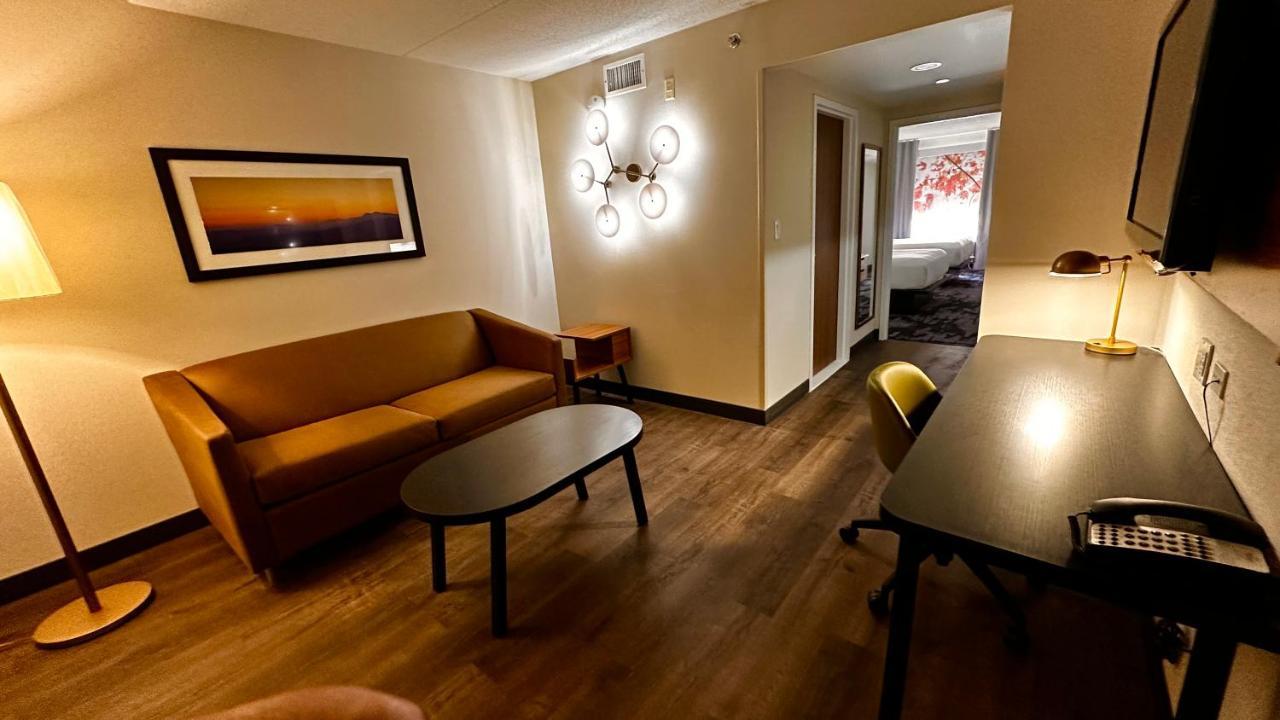 Newmarket Hotel And Suites Экстерьер фото