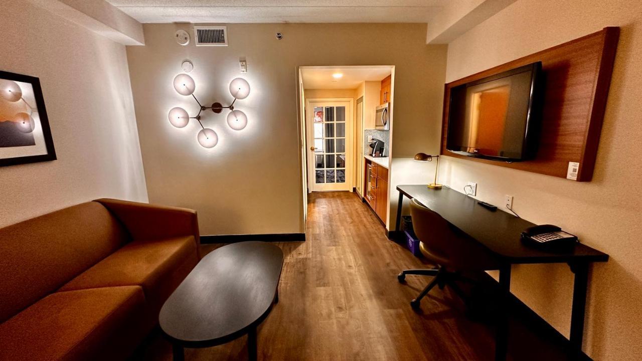 Newmarket Hotel And Suites Экстерьер фото