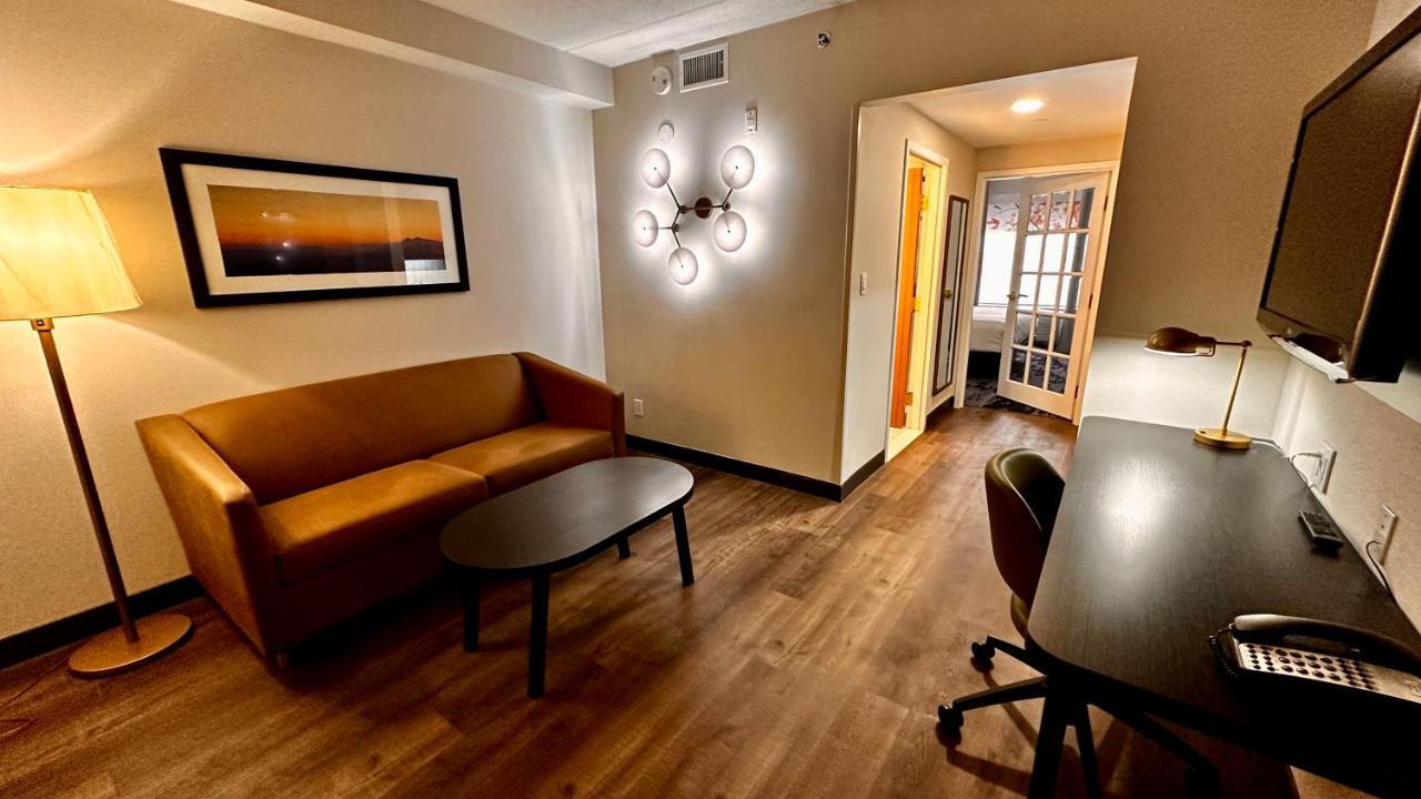 Newmarket Hotel And Suites Экстерьер фото